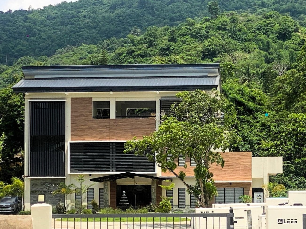 Design and Construction of FilGenerator 3-Storey OFFICE bldg.